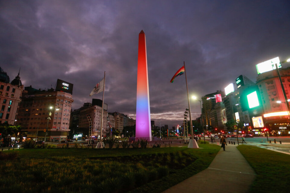 A pesar de prohibir el lenguaje no binario, el Gobierno de la Ciudad ilumina el Obelisco con la bandera del Orgullo LGBTIQ+. Imagen: GCBA