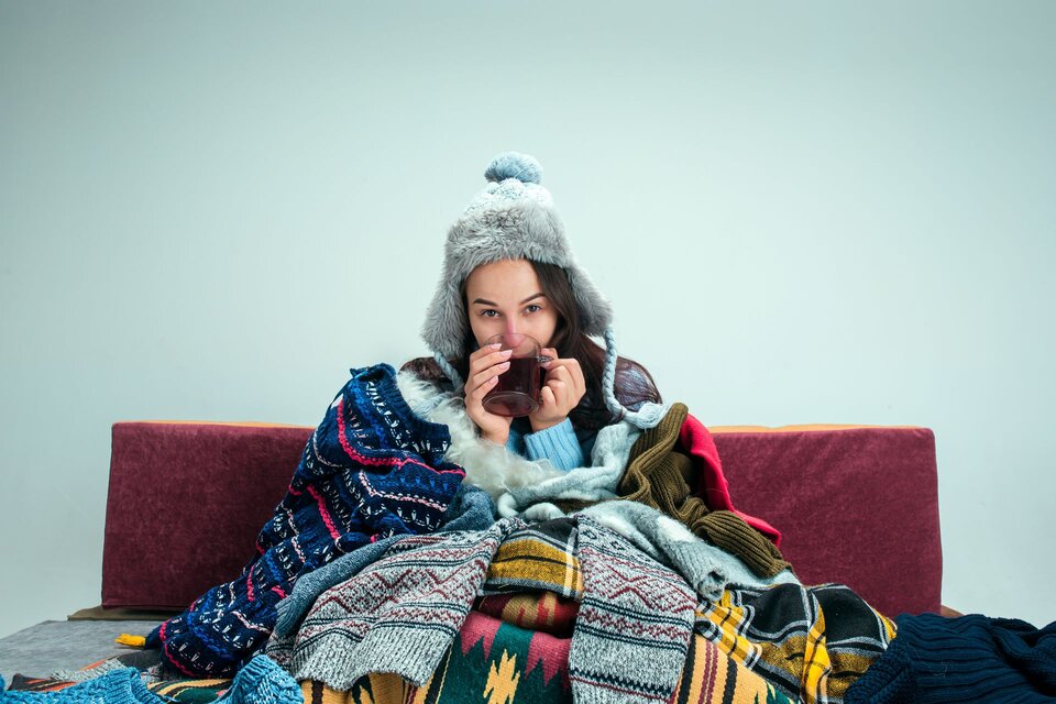 Con el frío comenzó el reinado de las camperas y sweaters. Cómo conseguir abrigo a precios accesibles. Imagen: Freepik