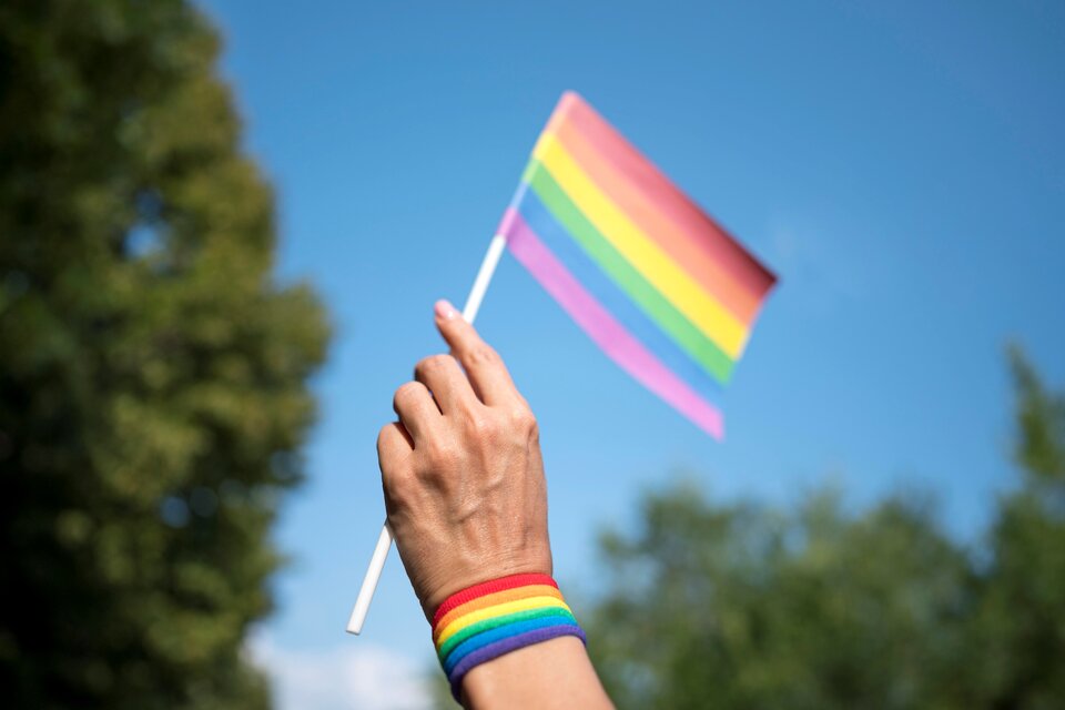 Qatar advirtió que que quienes luzcan la bandera LGBTIQ+ durante el Mundial, podrán afrontar penas de entre 7 y 11 años de prisión. Imagen: Freepik