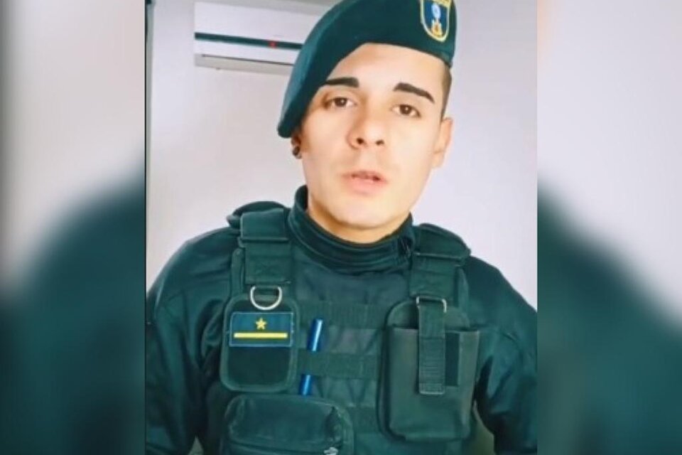 Suspendieron al policía de Mendoza que hizo el casting para Gran Hermano luciendo su uniforme y arma reglamentaria. Imagen: Captura. 
