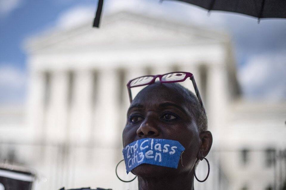 "Ciudadana de segunda clase", dice la mordaza sobre la cara de una mujer negra frente al Capitolio de los Estados Unidos, el viernes pasado. (Fuente: AFP)