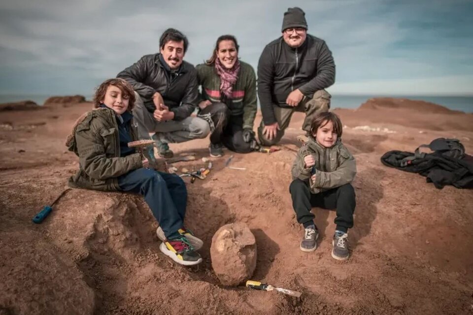 Vicente y su familia junto al investigador que acompañará el proceso de análisis del cráneo fósil. (Foto: Familia Di Iorio)