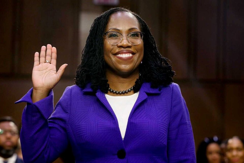 Ketanji Brown Jackson, de 51 años, será desde mañana la primera mujer negra que integra la Corte Suprema de Estados Unidos . (Foto:EFE)