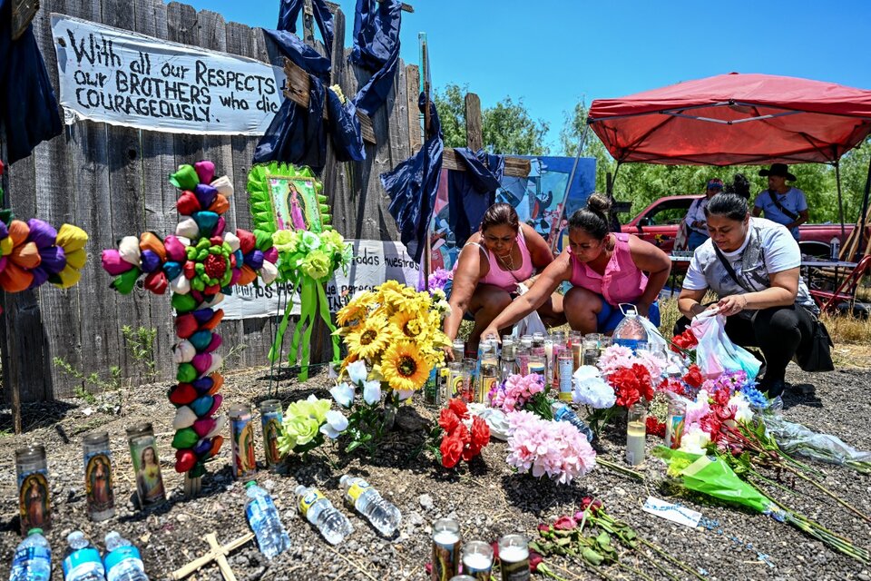 Memorial junto al camión en el que murieron 53 migrantes en San Antonio, Texas. (Fuente: AFP)