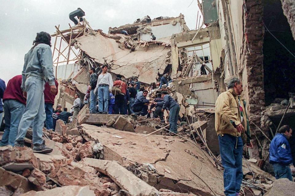 El atentado contra la AMIA fue el 18 de julio de 1994.