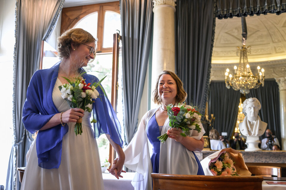 Suiza celebró este viernes el primer casamiento entre mujeres tras la legalización del matrimonio igualitario. (AFP)