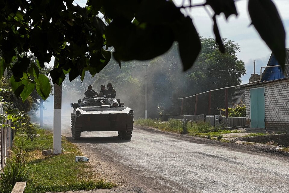 Soldados ucranianos patrullando la avenida principal de Lisichansk la semana pasada. (Fuente: AFP)