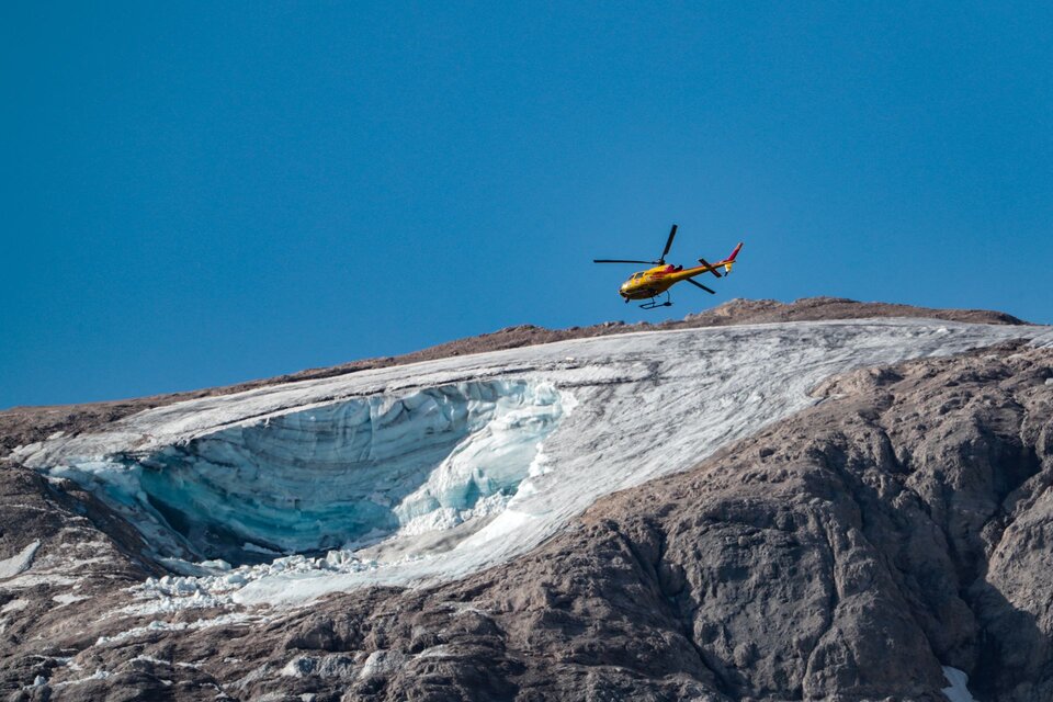 Se reanudaron los operativos de rescate en el glaciar de Marmolada, luego de una avalancha de nieve y rocas que dejó al menos 6 muertos y 8 heridos. Imagen: AFP