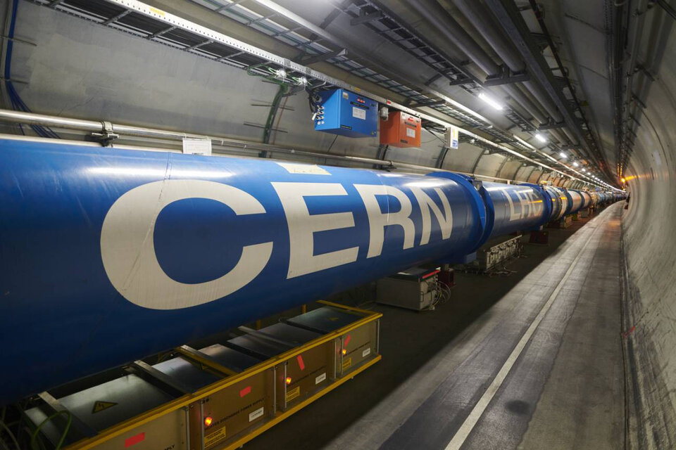 El LHC está 100 metros bajo tierra, en la frontera franco-suiza, y se extiende a lo largo de 27 kilómetros.