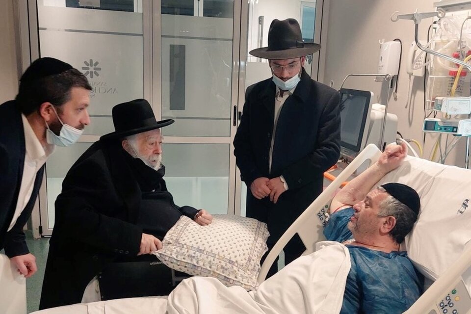 El rabino Samuel Levin acompaña a Isaac Jabbaz, quien se encuentra internado en el Sanatorio Anchorena de San Martín. Imgen: Twitter.