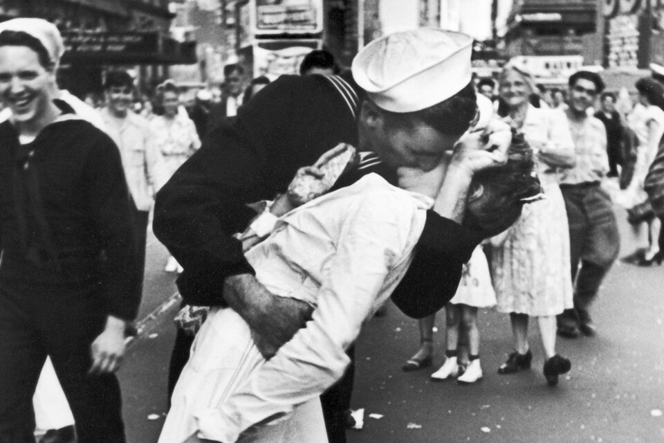 Foto icónica. El beso robado más famoso de la historia fue captado el 14 de agosto de 1945, frente al Times Square, por Alfred Eisenstaedt.