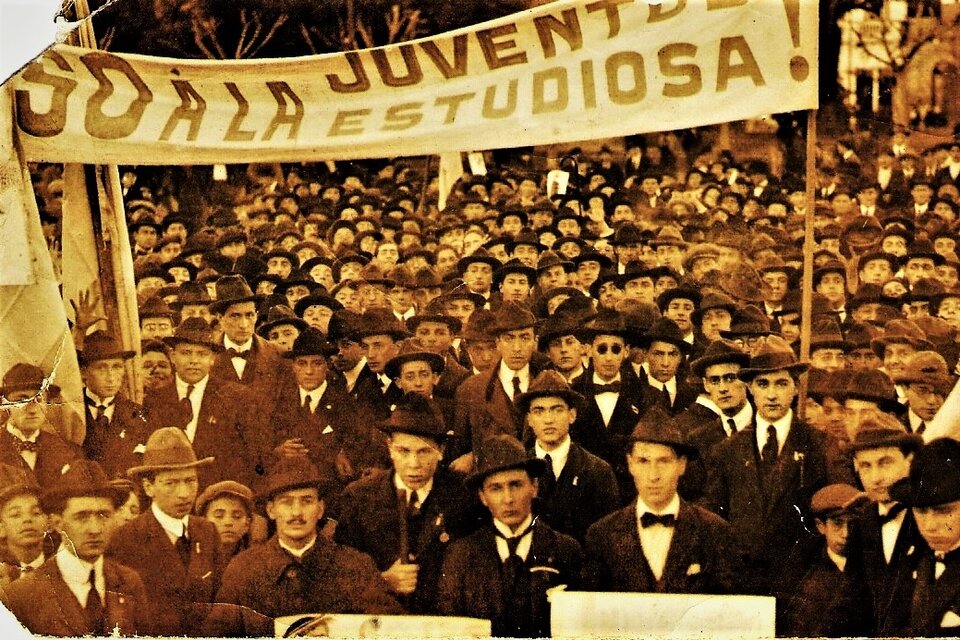 Manifestación de estudiantes reformistas en 1918 (Gentileza Museo Casa de la Reforma Universitaria).