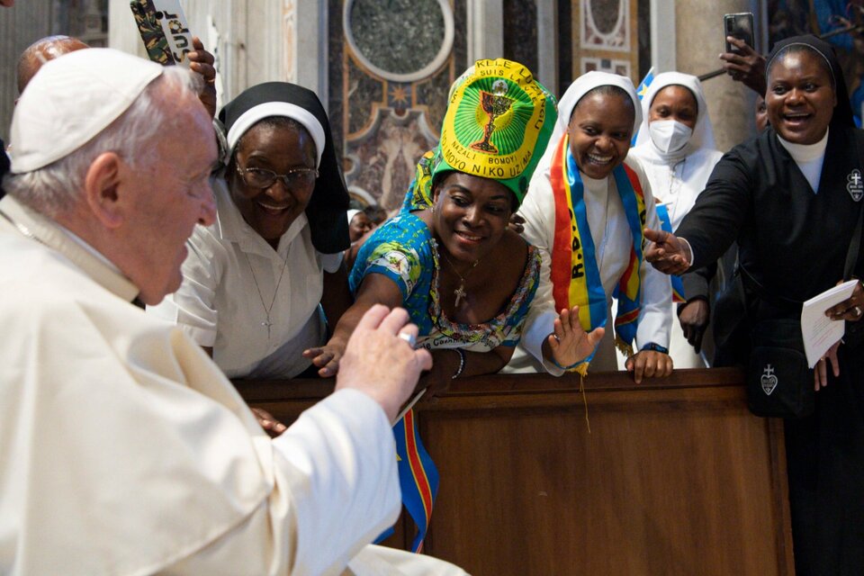 Francisco saluda a un grupo de mujeres esta semana durante una misa para la comunidad congoleña. (Fuente: EFE)