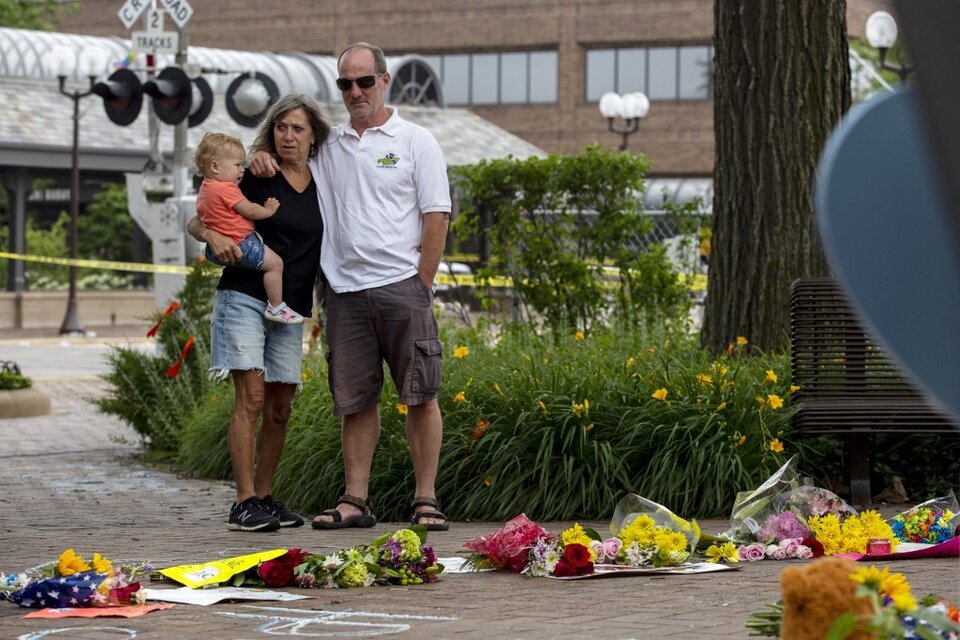 Residentes de Highland Park visitan el lugar donde ocurrió el tiroteo. Foto: AFP.