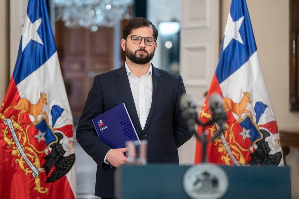 El presidente de Chile, Gabriel Boric, con la nueva Constitución. Foto: Twitter de Gabriel Boric