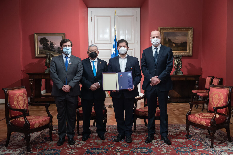 El presidente Gabriel Boric con los presidentes de la Corte Suprema, el Senado y Diputados a quienes les entregó una copia de la nueva Constitución. Foto: Presidencia de Chile