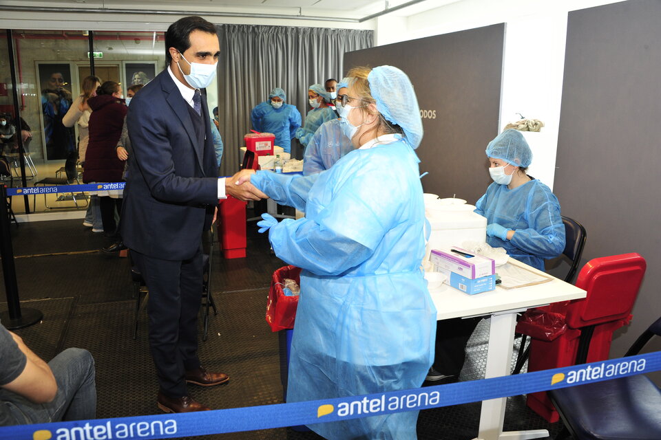 El subsecretario de Salud Pública, José Luis Satdjian, en un vacunatorio en Montevideo. Fuente: Presidencia de Uruguay