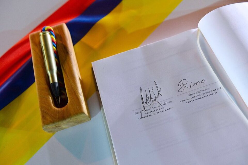 Foto pública de los acuerdos de paz difundida por el expresidente Juan Manuel Santos en su cuenta de Twitter