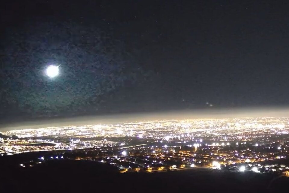 Un espectacular meteoro que iluminó la cordillera de los Andes. Imagen: captura de video.