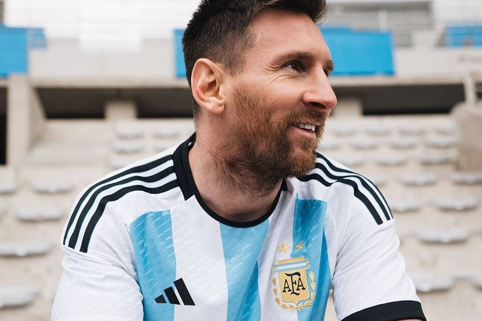 Lionel Messi posa con la nueva camiseta de la Selección. (Fuente: Prensa Adidas)