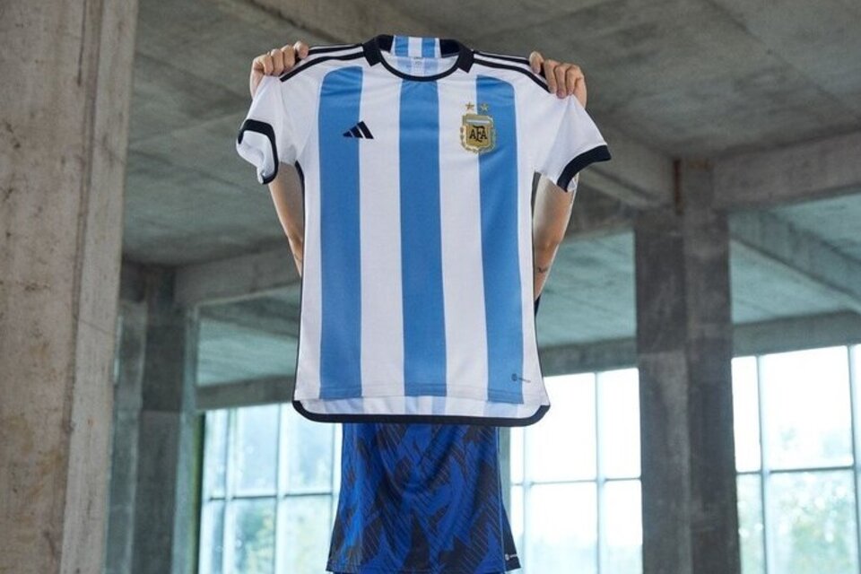 Adidas presentó la camiseta que utilizará la Selección argentina en el Mundial Qatar 2022. (Foto: Adidas).