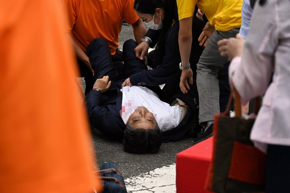Shinzo Abe yace en el suelo después de recibir disparos en Nara. (Fuente: EFE)