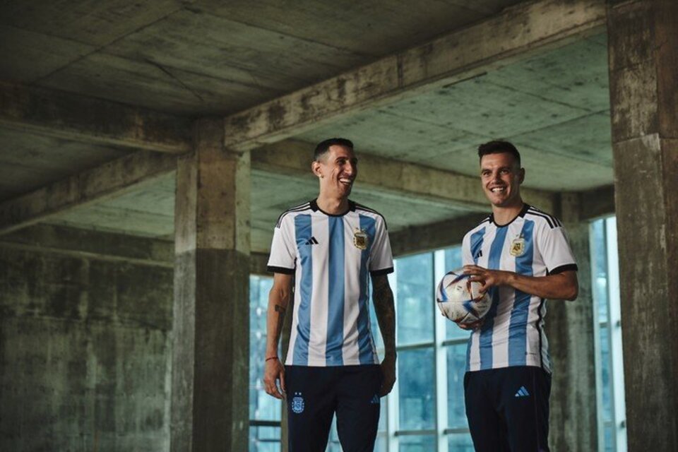 Di María y Lo Celso posan con la nueva camiseta de la selección argentina (Foto: Adidas).