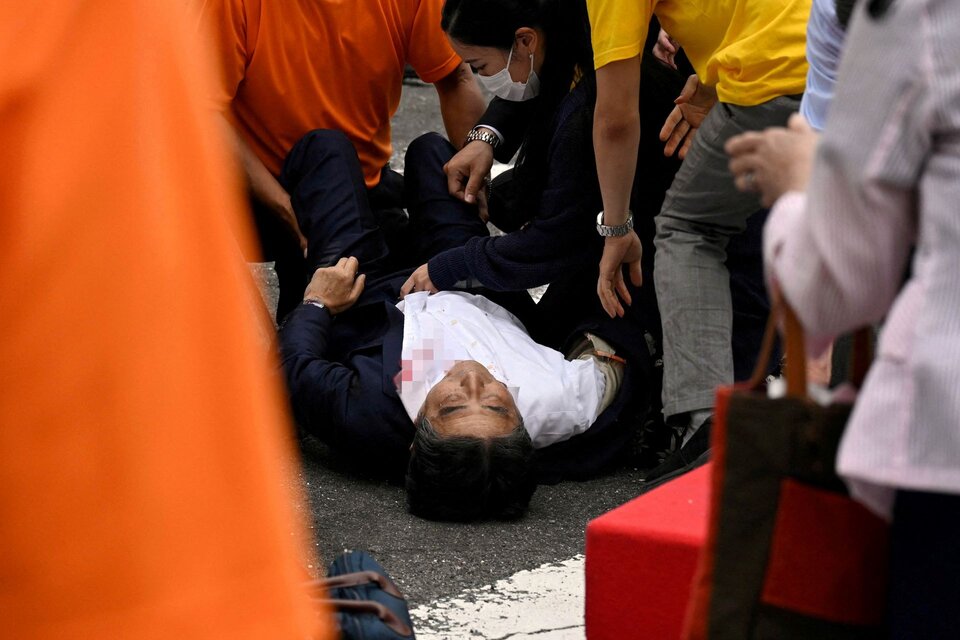 Zhinzo Abe fue asesinado de dos balazos por la espalda. Hay un detenido por el atentado. (Foto: NA)