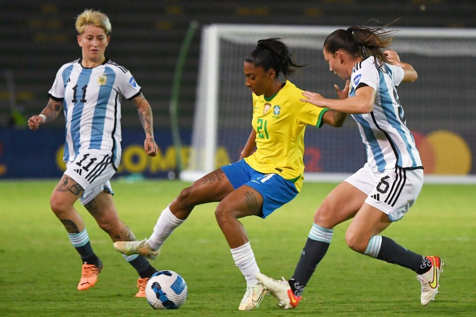 La brasileña Kerolin maniobra entre Yamila Rodríguez y Aldana Cometti (Fuente: AFP)