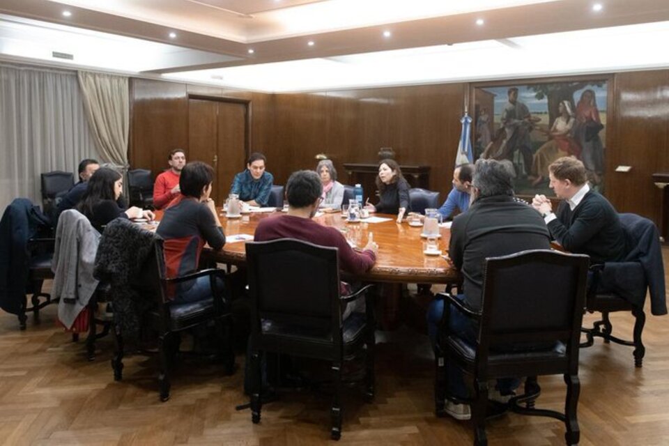 Batakis junto a funcionarios de otras dependencias clave.