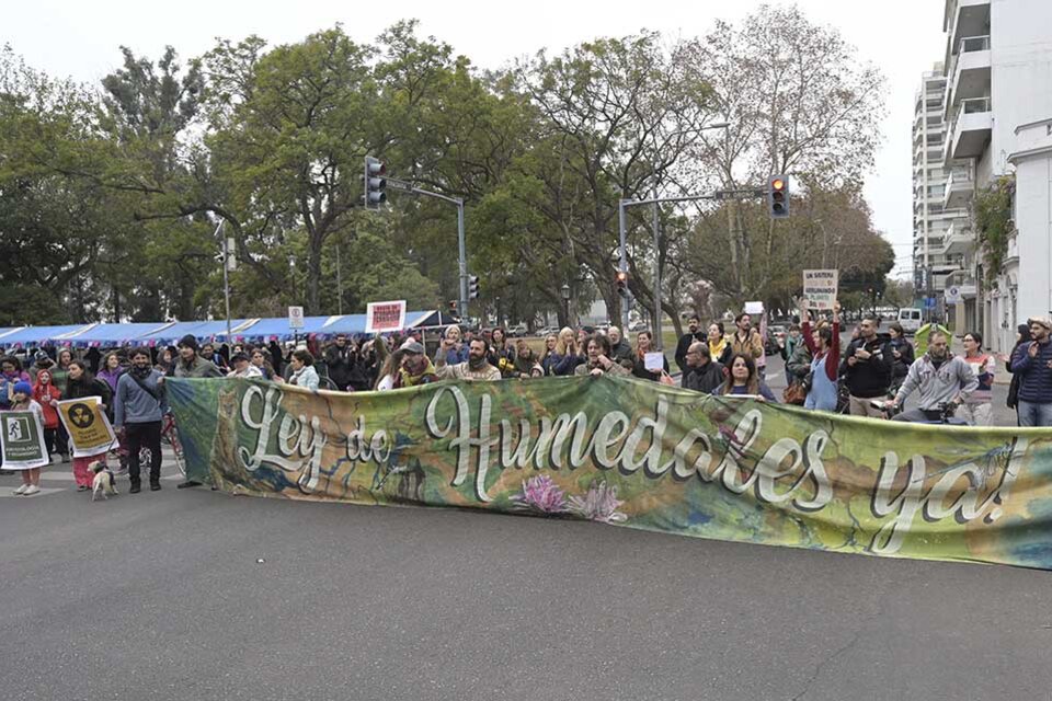 Ambientalistas y autoconvocados reclamaron en oroño y el río. (Fuente: Sebastián Granata)