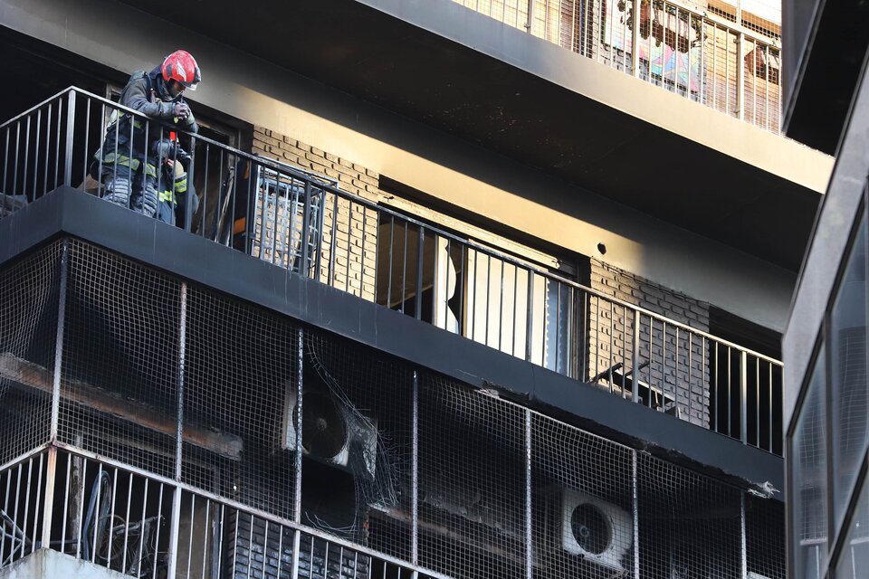 El imponente incendio destruyó el séptimo piso de un edificio ubicado en la calle Ecuador al 1026, en el barrio porteño de Recoleta. Foto: NA 