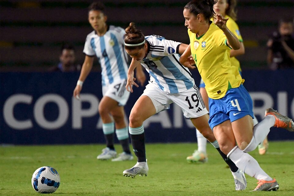 Mariana Larroquette intenta ante la capitan brasileña, Rafaelle (Fuente: AFP)
