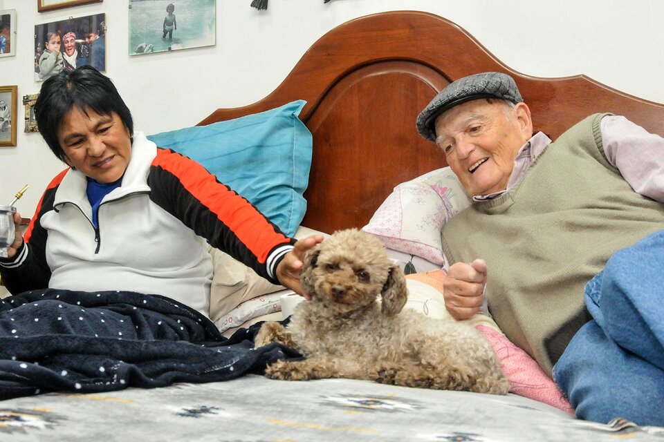 Milagro Sala, su esposo Noro y Bichi, el perro caniche, que se acomoda entre los dos y celebra cada visita con ladridos. (Fuente: Edgardo Varela)