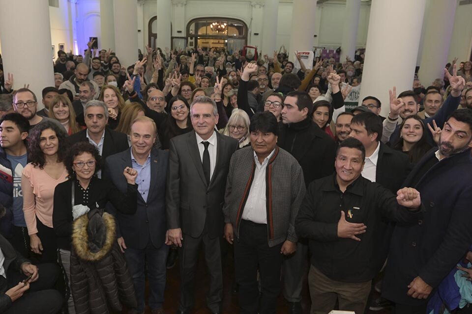 1) Evo junto a  Agustín Rossi y el rector Bartolacci, entre otros. b) Concejales locales también participaron del acto. (Fuente: Sebastián Granata)