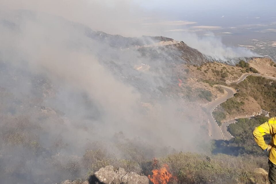 Vista del fuego en la Cuesta de El Portezuelo.