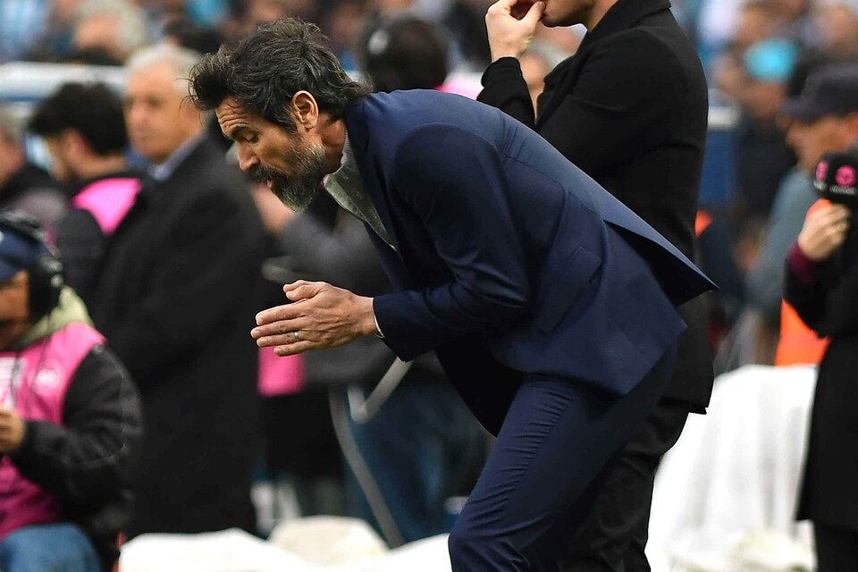 Domínguez maldice al suelo durante el Clásico de Avellaneda del domingo pasado (Fuente: Télam)