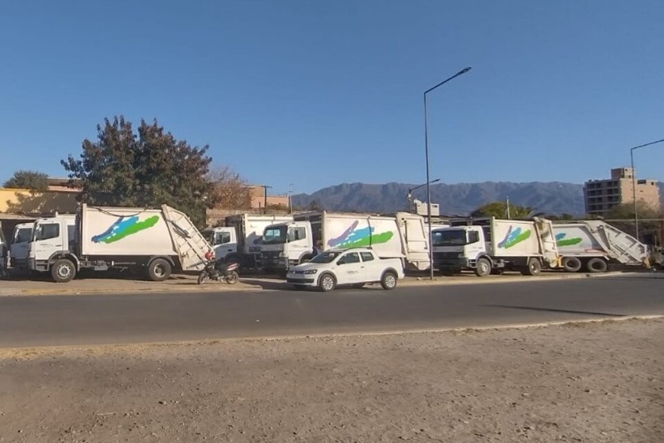 Los trabajadores del servicio de recolección de residuos iniciaron paro y retuvieron nueve camiones compactadores.