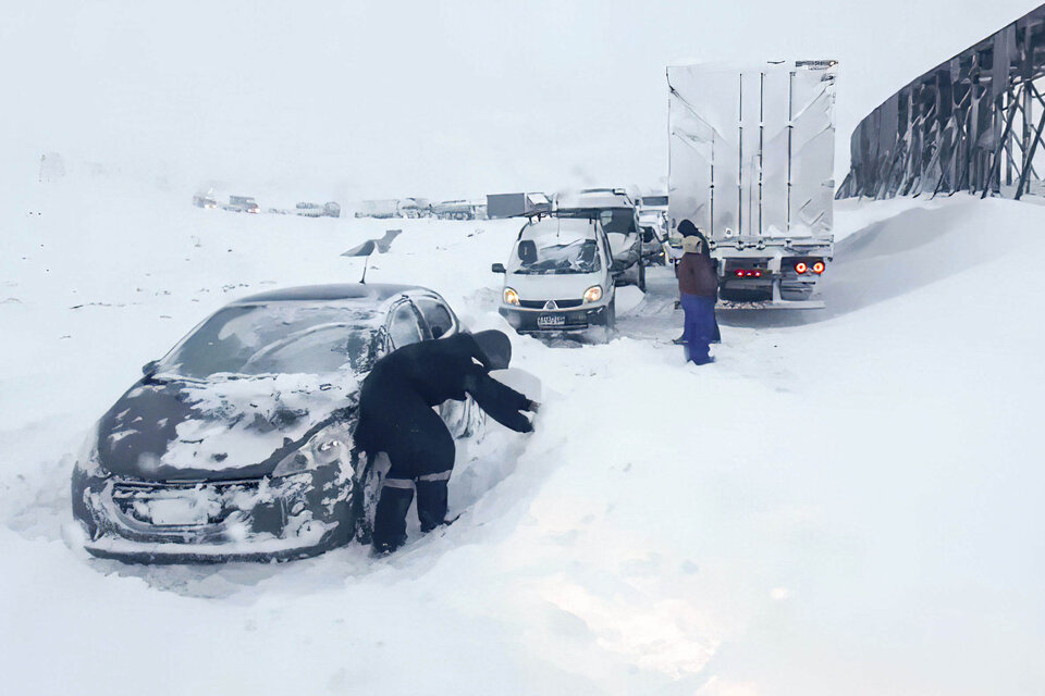 La nieve se hizo presente con intensidad en Las Cuevas y quedaron varados unos 400 vehículos.  (Fuente: Télam)