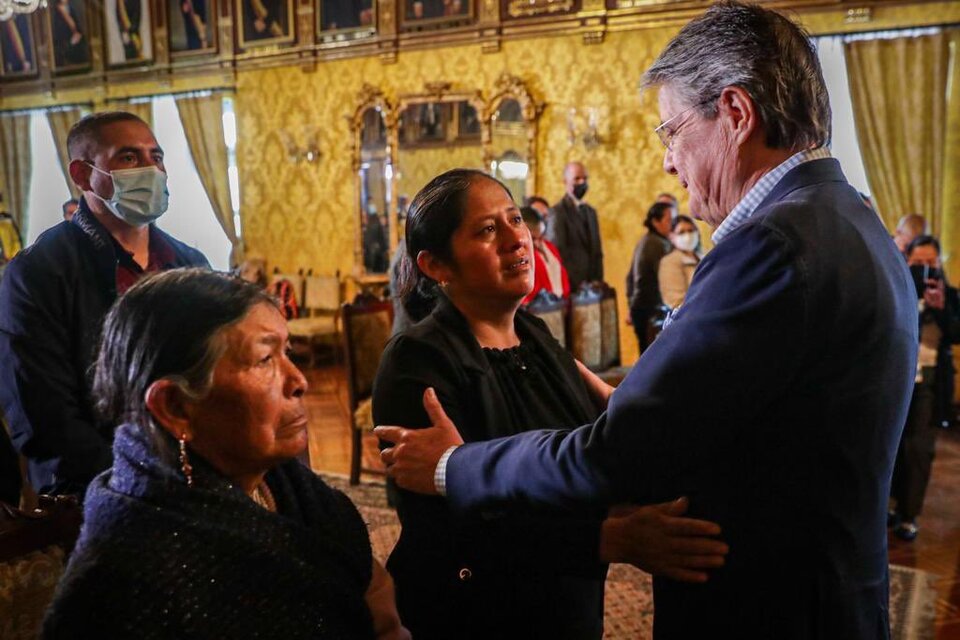 Presidente de Ecuador, Guillermo Lasso con familiares del militar fallecido José Chimarro. Fuente: Twitter de Guillermo Lasso: @LassoGuillermo
