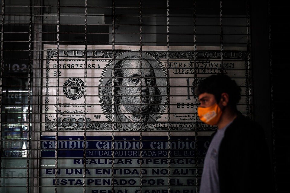 Atrapado sin salida. Sólo el dólar blue, con escasas operaciones, subió. (Fuente: Jorge Larrosa)