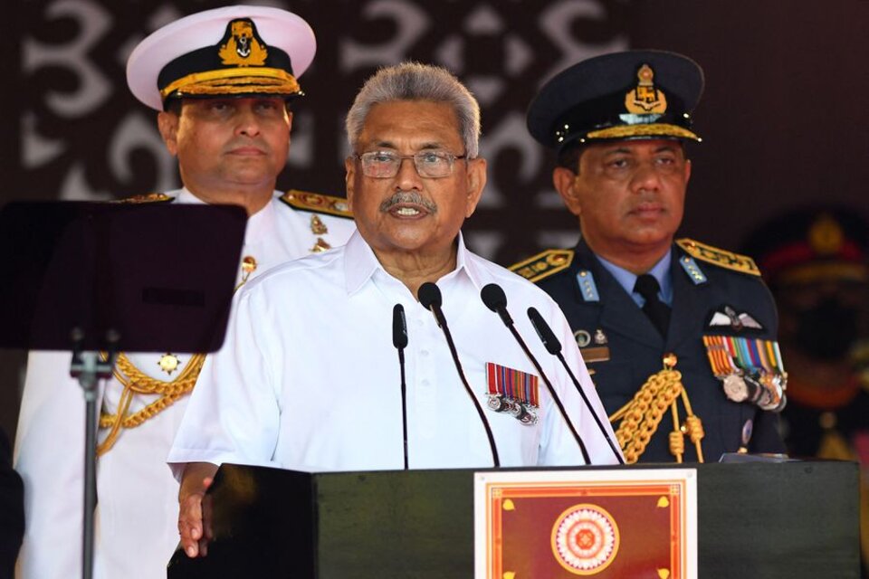 Tras las protestas generalizadas en contra de su administración, Rajapaksa prometió que renunciaría y que abriría la vía para una "transición pacífica". Foto: AFP.