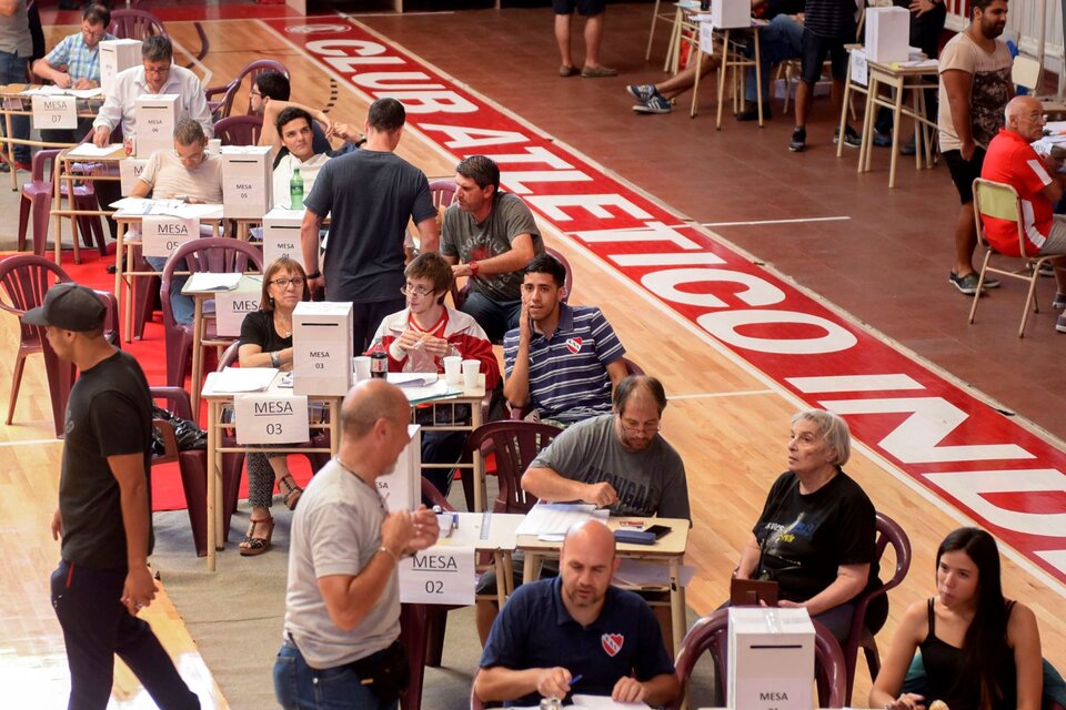 El club de Avellaneda debería haber tenido sus elecciones en diciembre de 2021, pero fueron suspendidas. La lista conformada por dirigentes de Juntos por el Cambio, enfrentará a Hugo Moyrano, actual presidente. (Foto: NA)