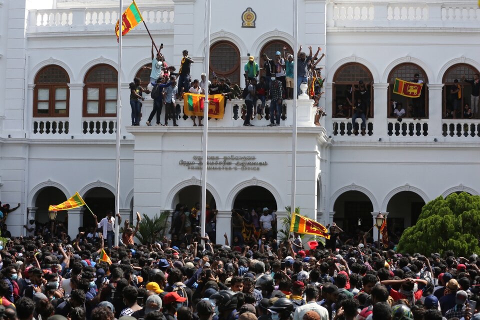 Manifestantes irrumpen en las oficinas del primer ministro en Colombo. (Fuente: EFE)