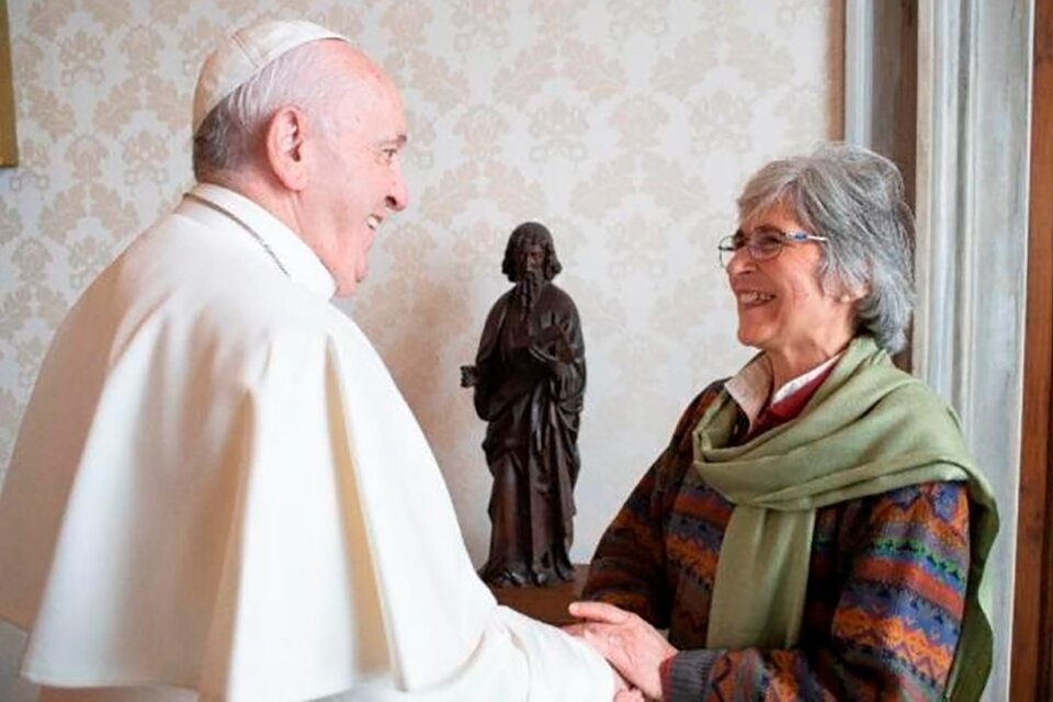 El Papa saluda a  María Lía Zervino, flamante integrante del Dicasterio paralos Obispos.