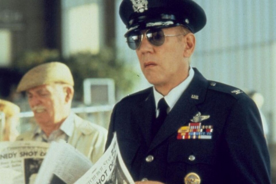 El Señor X, recreado por Donald Sutherland en la película JFK, fue inspirado en Leroy Fletcher Prouty, un militar de inteligencia de Estados Unidos que aseguró que a Kennedy lo mataron en medio de un golpe de Estado. (Foto: IMDB)