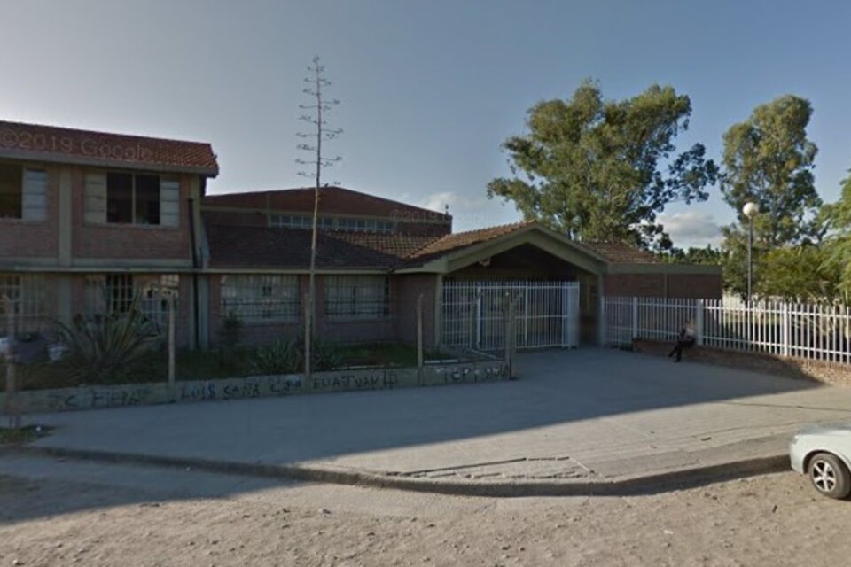 Fachada de la escuela Provincia de Salta. 