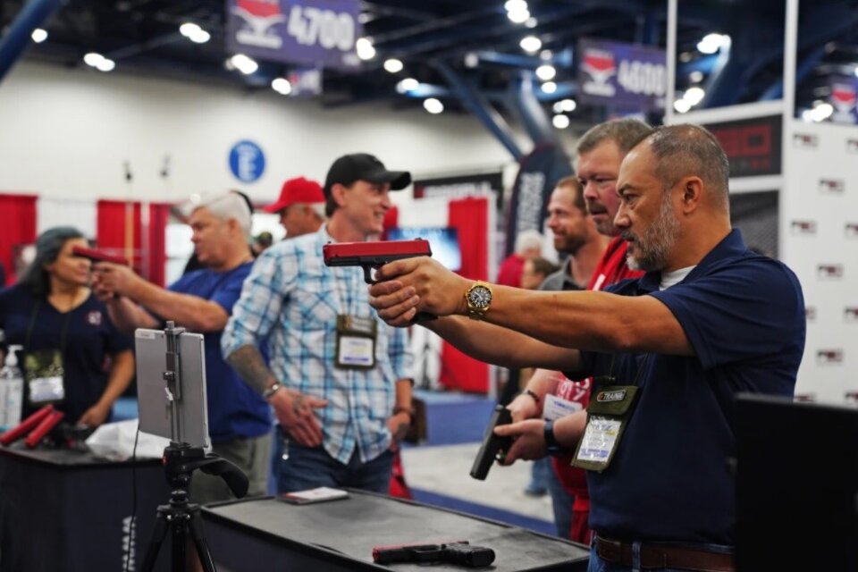 Un hombre prueba un arma durante la convención anual de la Asociación Nacional del Rifle de este 2022, en Houston, Texas. Imagen: NBC News.
