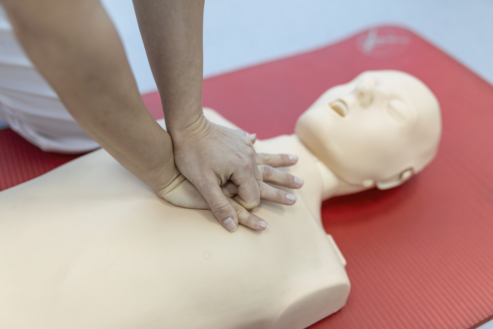 Ley de Muerte Súbita: qué lugares deberán tener desfibriladores 2 Prevención. Habrá desfribiladores en espacios públicos y capacitarán al personal en técnicas de reanimación