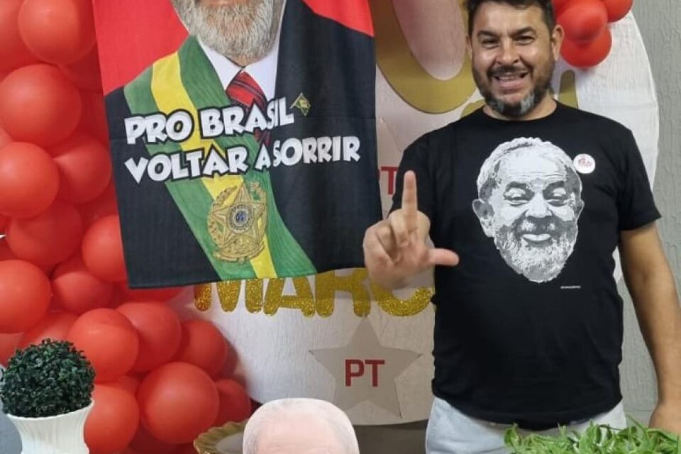Marcelo Arruda festejando su cumpleaños este sábado. Foto compartida en la cuenta de Twitter de la presidenta del PT, Gleisi Hoffmann  